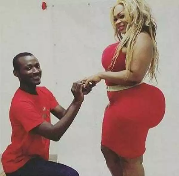This romantic photo of man proposing to his lady trends
